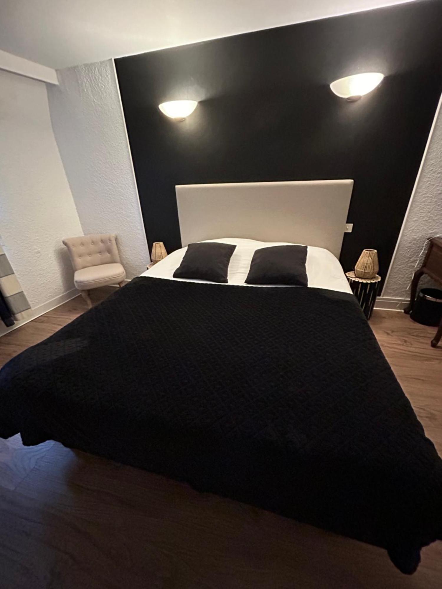 Hotel Du Pot D'Etain ชาลงส์-อ็อง-ชองปาญ ภายนอก รูปภาพ
